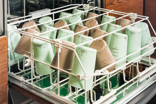 Kunststof bekers wassen